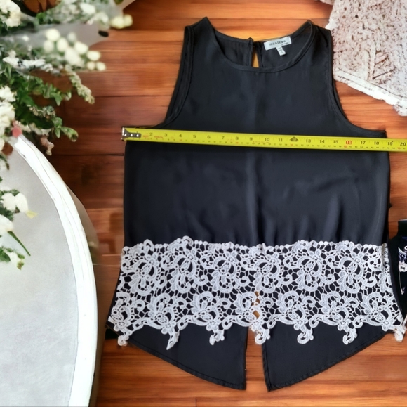 Monteau Sleeveless Embroidered Sleeveless Top - Picture 3 of 7